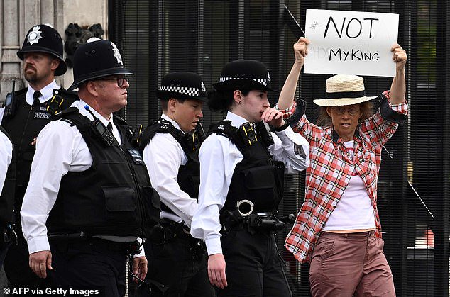 Rendőrök vezették el a „Not my king” feliratot tartó embert