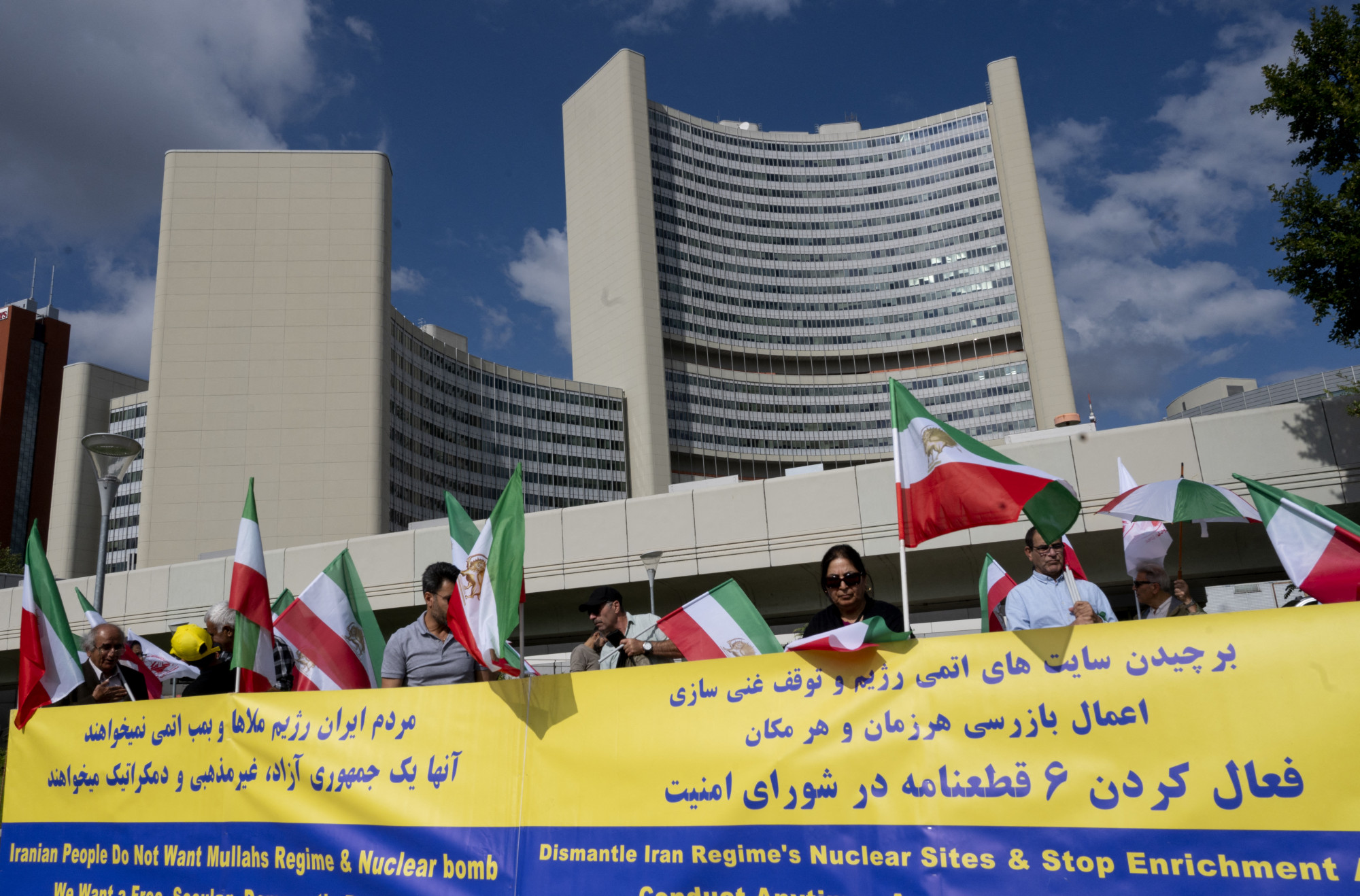 Izrael szerint Iránnak hamarosan több robbanófejhez elég atomja lesz