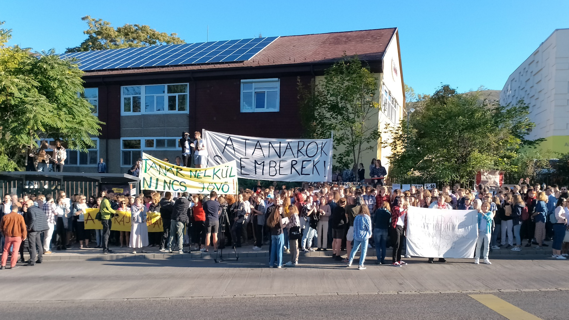 Tüntetők az Illyés Gyula Gimnázium épülete előtt szeptember 13-án.
