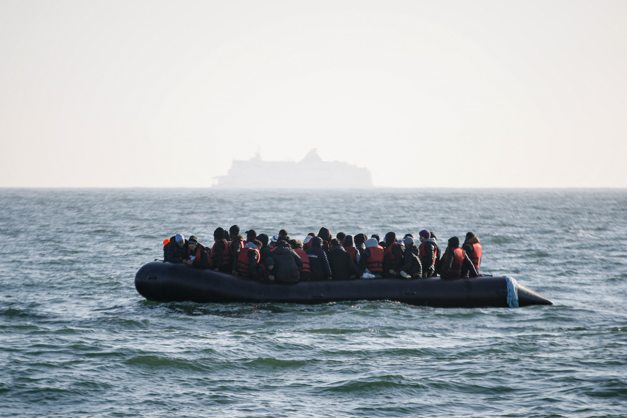 Hatan meghaltak, öt embert még keresnek, miután elsüllyedt egy menekülthajó a török partoknál