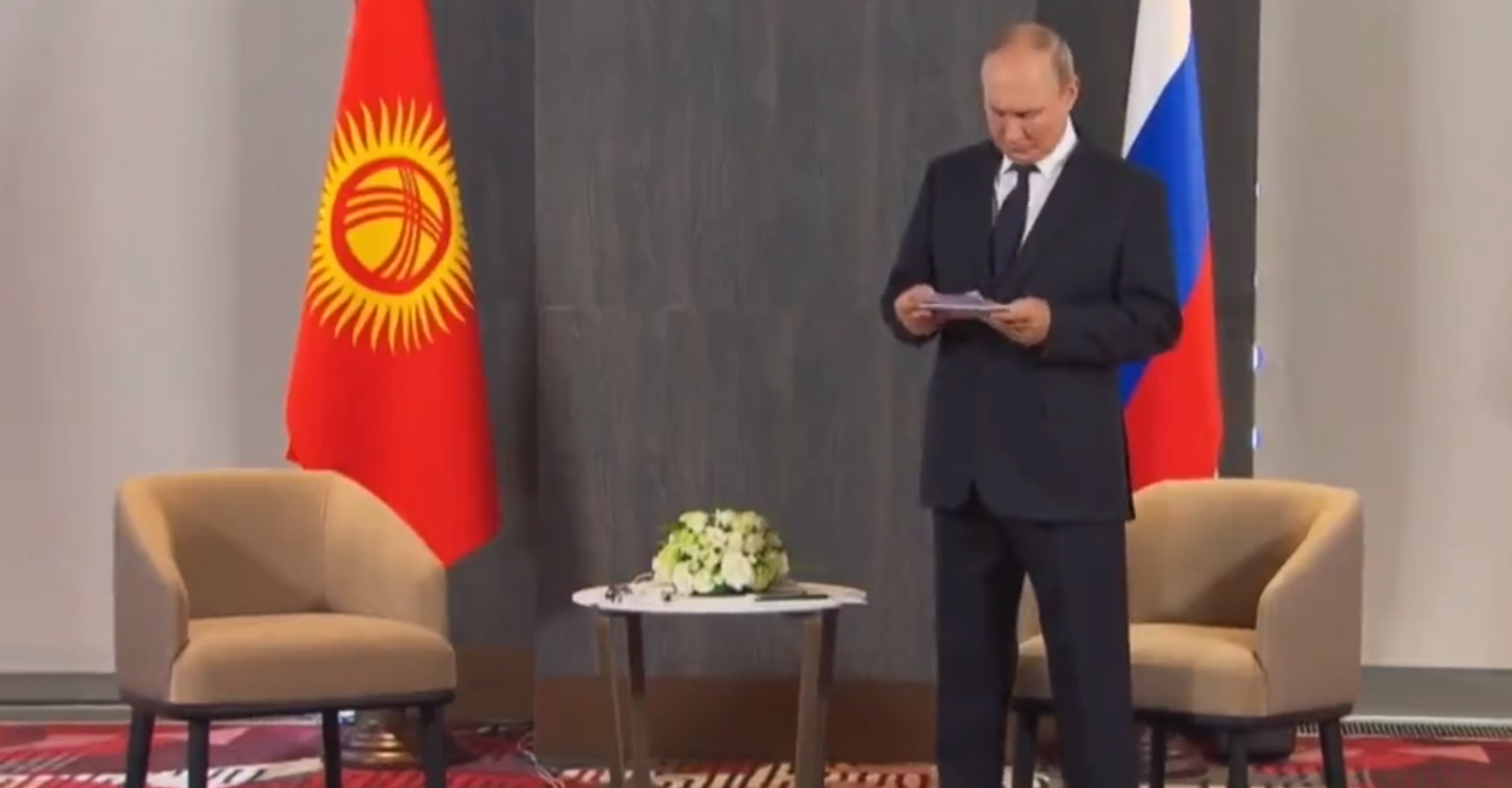 Megint megváratták Putyint, lapokat rakosgatott az asztalra