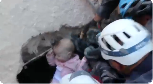 Egy nappal egy négyemeletes ház összeomlása után élve mentettek ki egy csecsemőt a romok alól Jordániában