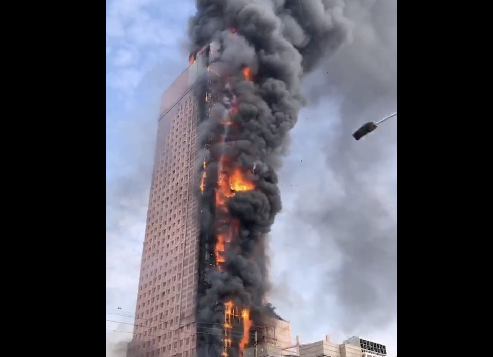 Órákon át lángolt a China Telecom 42 emeletes felhőkarcolója