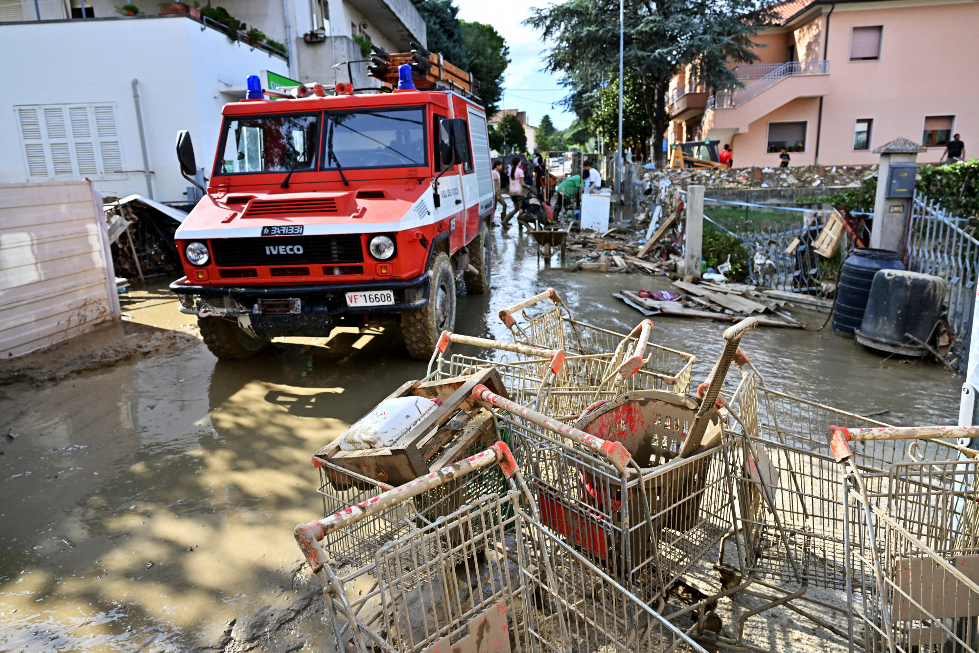 Legalább kilenc ember meghalt és négy eltűnt a heves esőzéseket követő árvízben Olaszországban