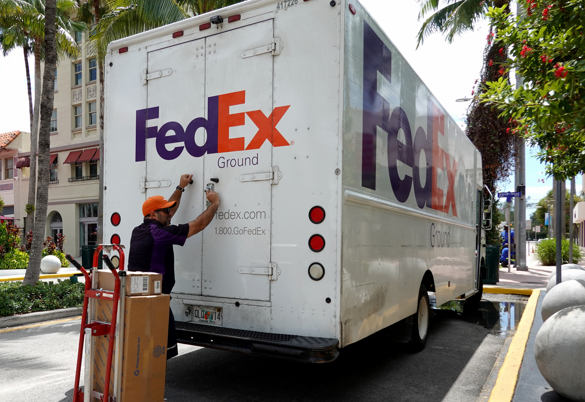 Történelmit zuhant a FedEx árfolyama, és ez a világgazdaság alakulásáról is sok mindent elárulhat