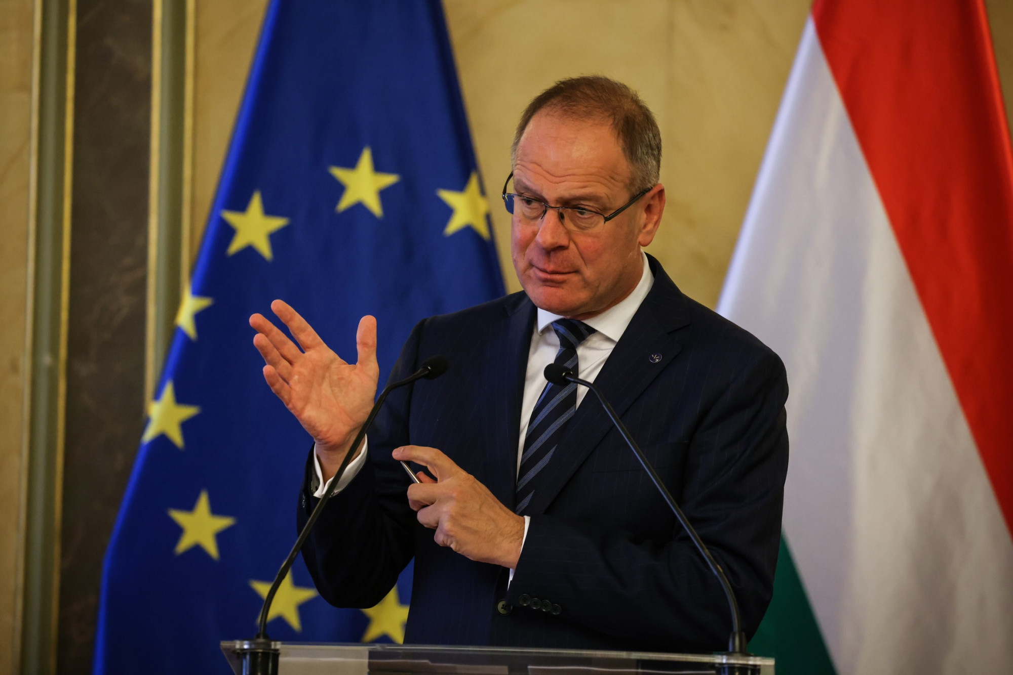 Navracsics Tibor 2022. szeptember 18-án sajtótájékoztatón reagált a hírre, hogy az Európai Bizottság 7,5 milliárd euró uniós támogatás befagyasztását javasolja a magyarországi korrupciós problémák miatt.