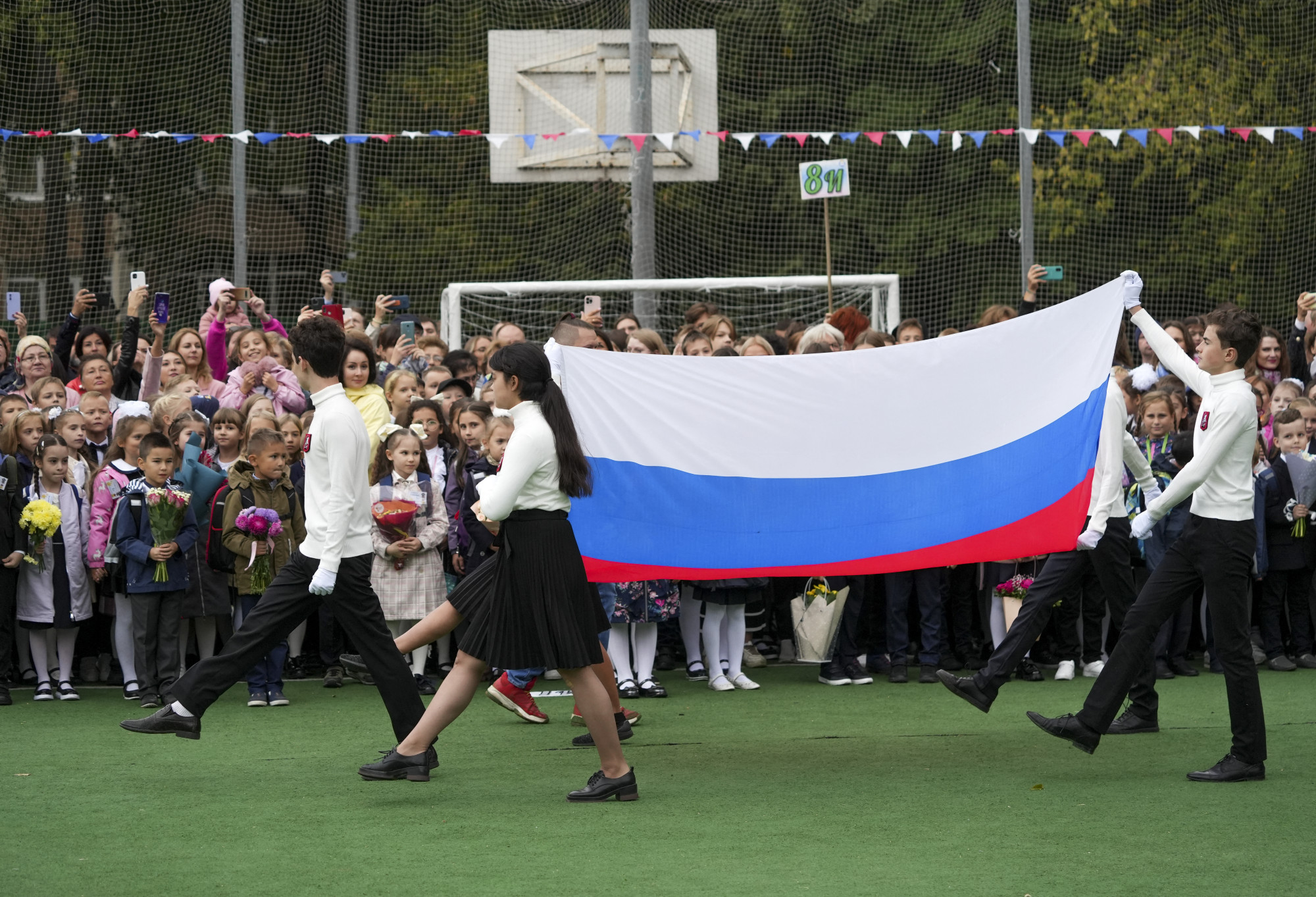 Az orosz iskolákban bevezették a propagandaórákat