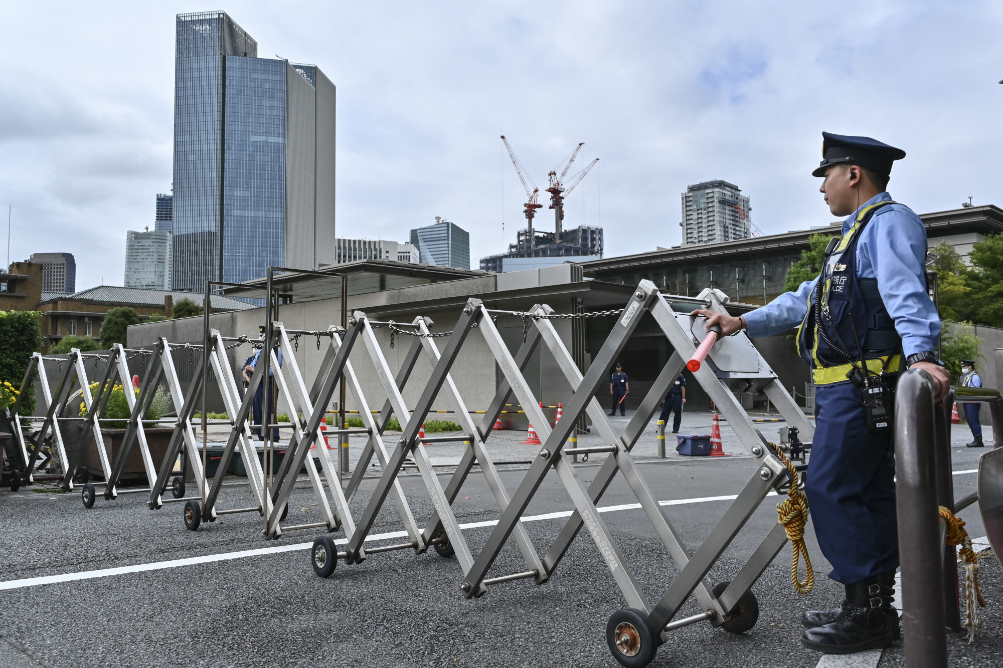 Rendőr állja el a bejáratot a japán miniszterelnöki hivatal bejáratához