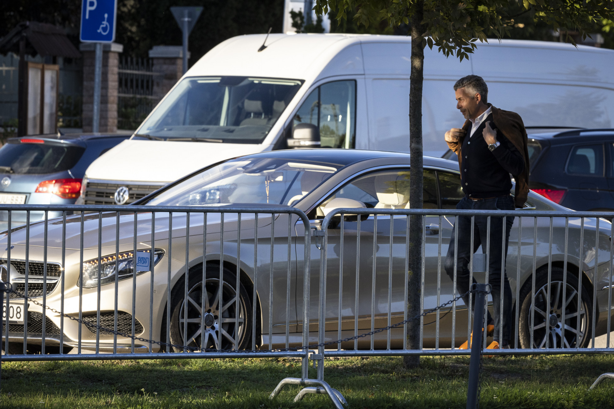 Rákay Philip saját kezével mosta a legalább 80 milliós Mercedes-Maybach autóját egy budakeszi autómosóban