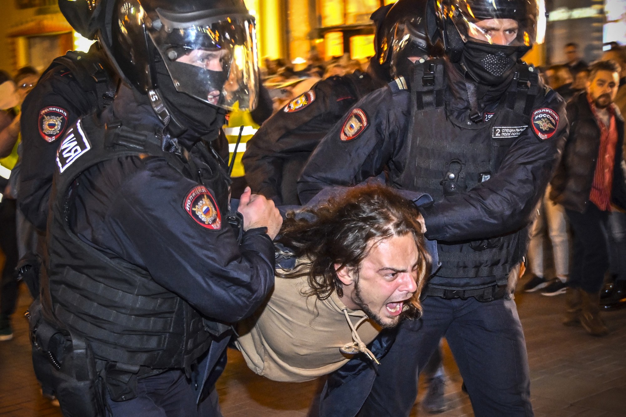 Rendőrök verik, kergetik és hurcolják el a mozgósítás ellen tüntetőket Oroszországban