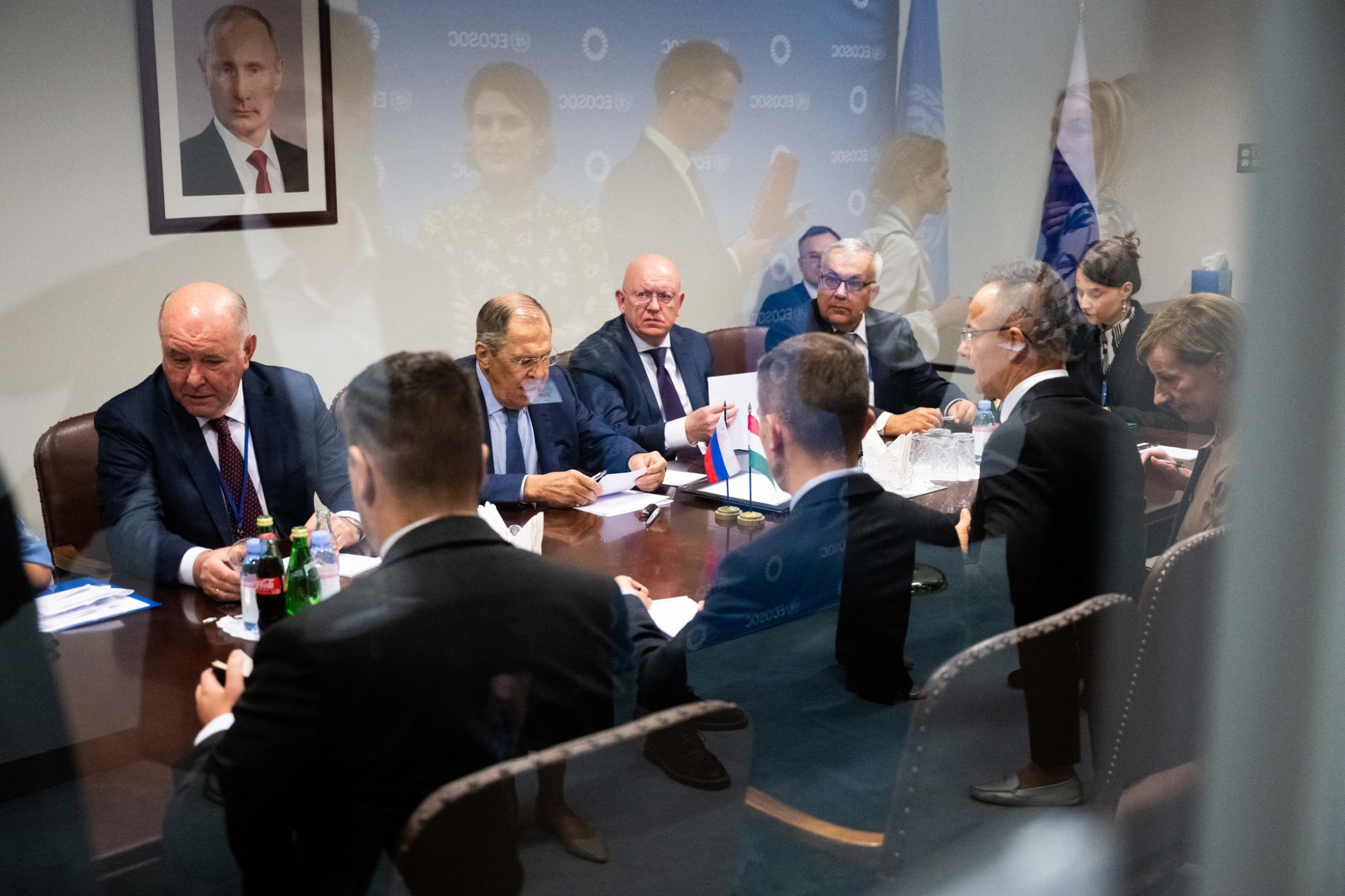 Szijjártó Putyin portréja alatt egyeztetett az orosz külügyminiszterrel New Yorkban