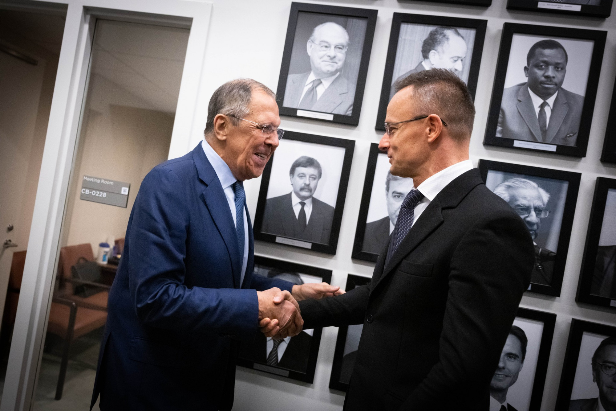 Hiába kérte az EU a külügyminisztereket, hogy ne tárgyaljanak Lavrovval, Szijjártót nem lehetett megállítani