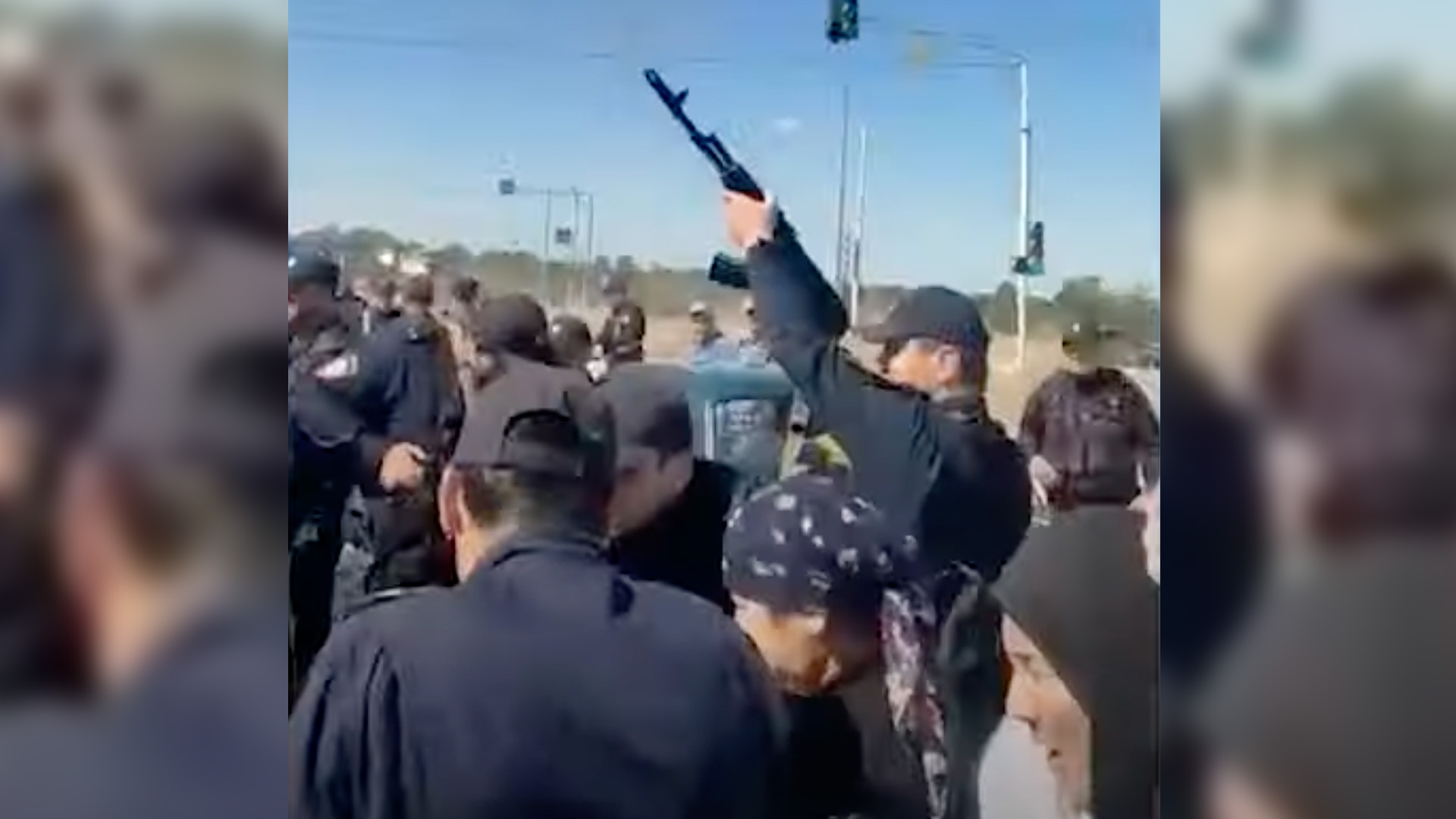 Lezártak egy autópályát a mozgósítás ellen tüntetők Dagesztánban, a rendőrség a levegőbe lőve oszlatott