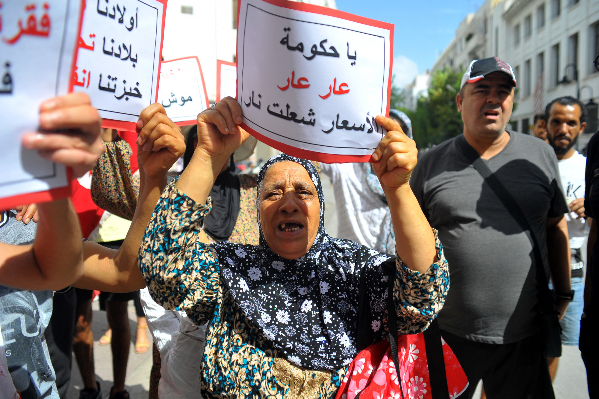 Az infláció, élelmiszerhiány és elnyomó rendszer ellen tüntetnek Tunéziában
