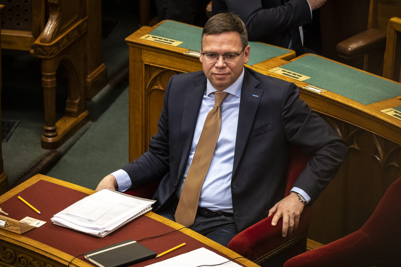 Szijjártó nagyköveti címet, államtitkári fizetést és titkárságot adhatna Fürjes Balázsnak