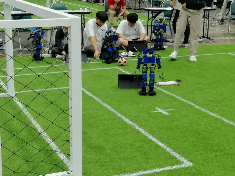 A Soccer ligában focizó robotokat építenek és több robot számára kell az ellenfél robotokkal szembeni győztes stratégiát kidolgozni