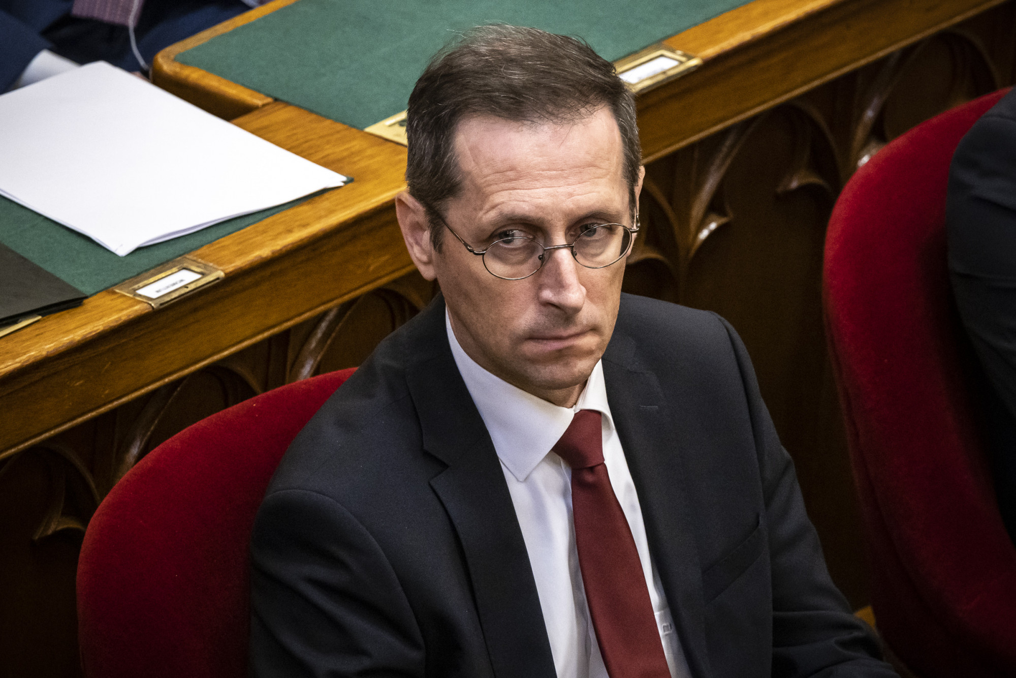 Varga Mihály pénzügyminiszter megszorító tekintete a Parlamentben 2022 szeptember 26-án