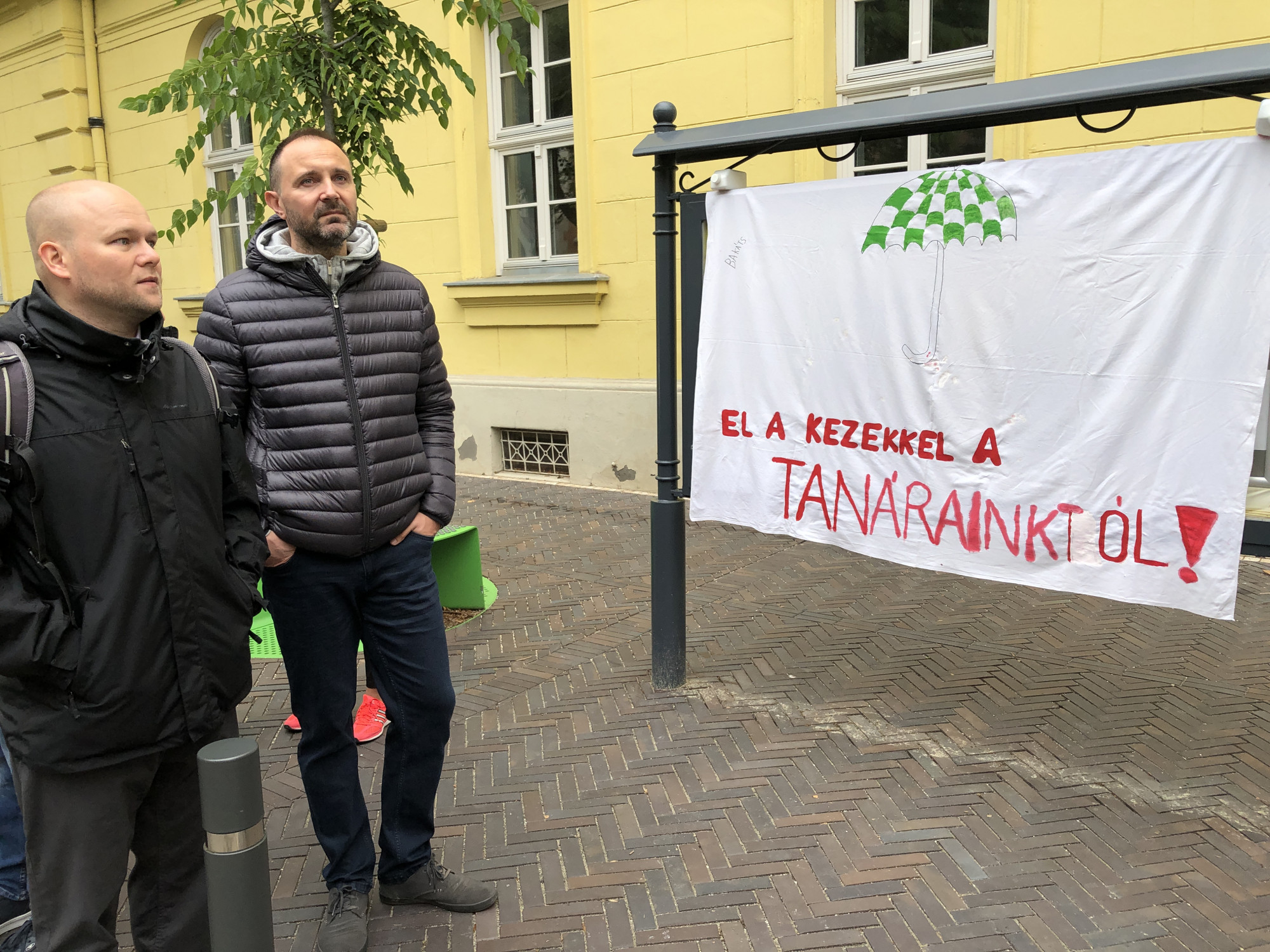 Szülők és tanárok követeltek jobb oktatást a ferencvárosi Bakáts téren