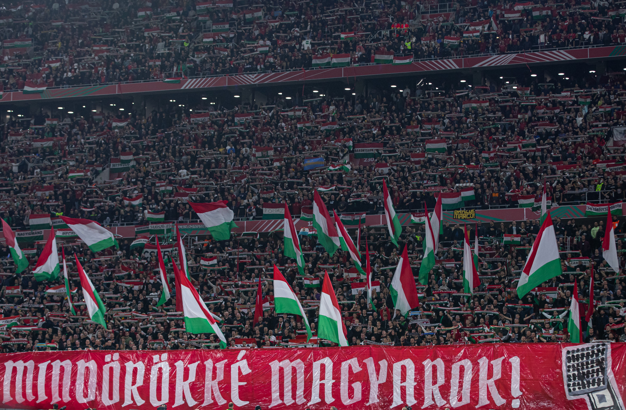 Az MLSZ azt állítja, hogy nem az UEFA, hanem ők engedélyezték a nagy-magyarországos molinó bevitelét a mérkőzésekre