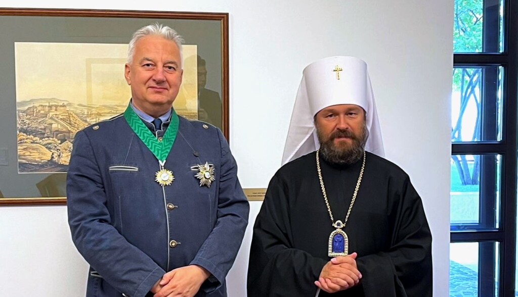 Semjén Zsolt és Hilarion metropolita, miután Semjén átvette a „Dicsőség és becsület” rend II. fokozatát 2022. szeptember 13-án
