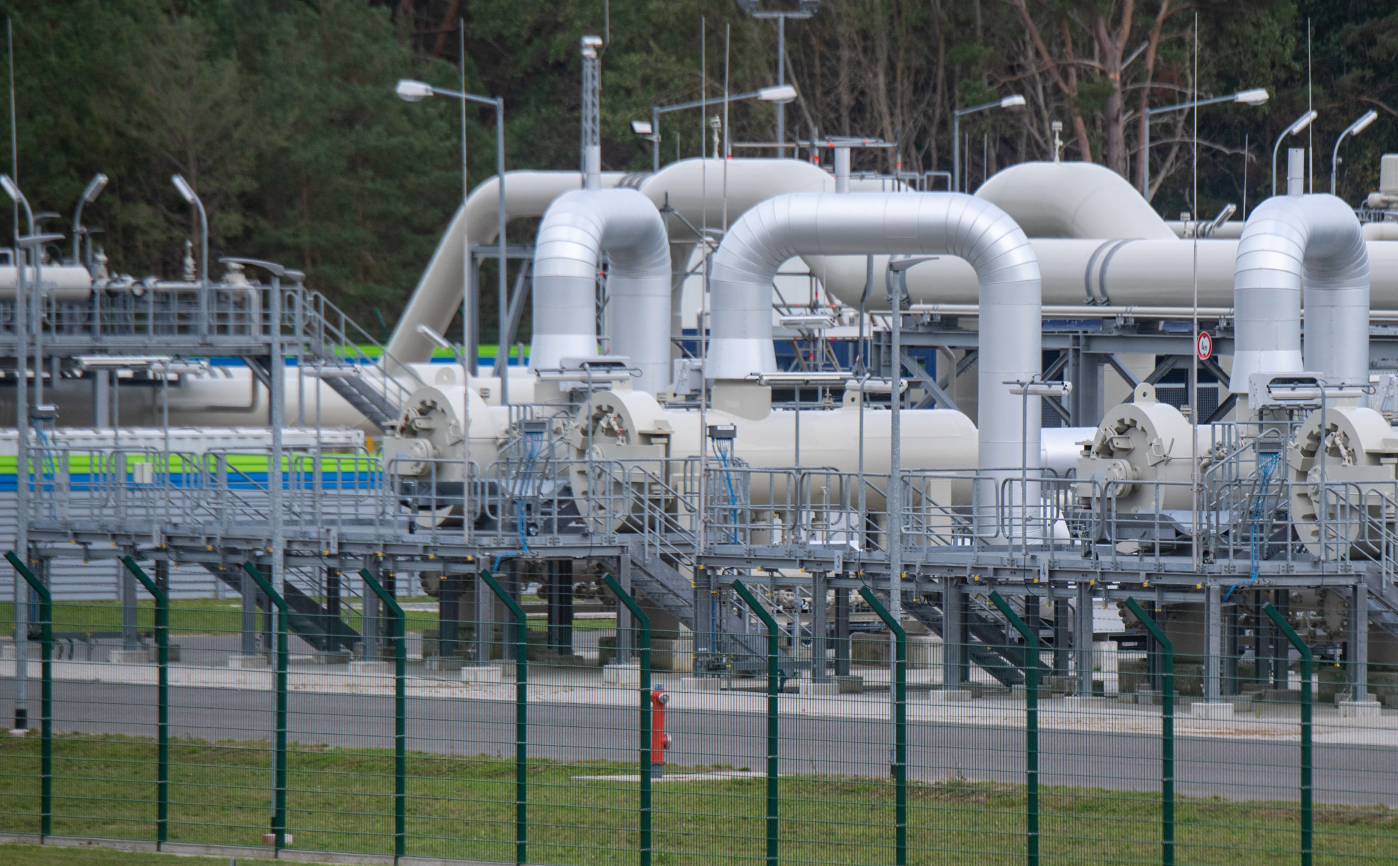 Csőrendszerek és elzáró berendezések az Északi Áramlat 2 balti-tengeri vezeték gázfogadó állomásán és az Eugal távolsági gázvezeték átrakó állomásán.