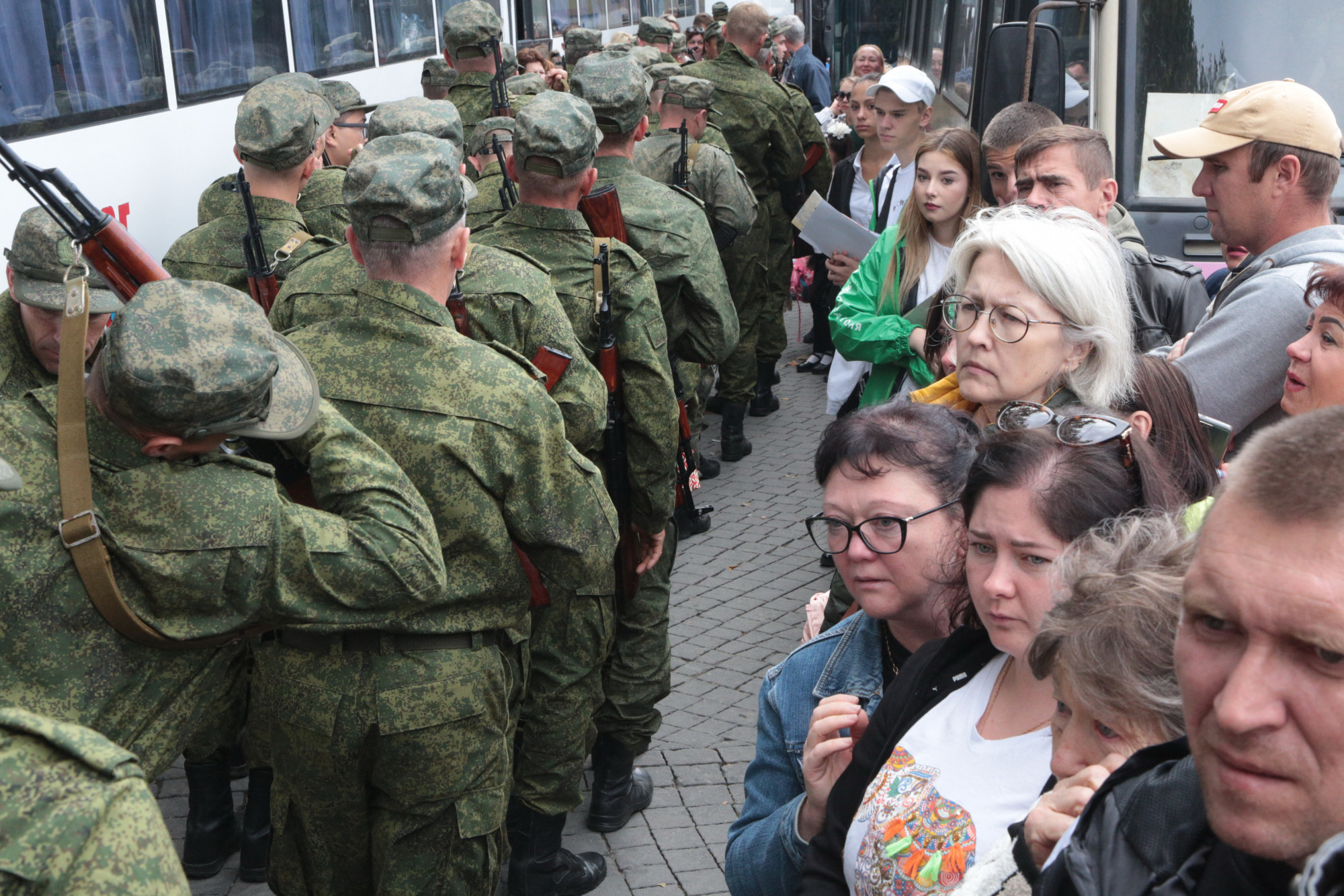 Az oroszok a Krímben, amit 2014-ben szálltak meg, már kényszersorozzák az ukránokat. Ez a felvétel szeptember 27-én készült Szevasztopolban, ahol a jelentések szerint 2000 embert soroztak be a „részleges” mozgósítással.