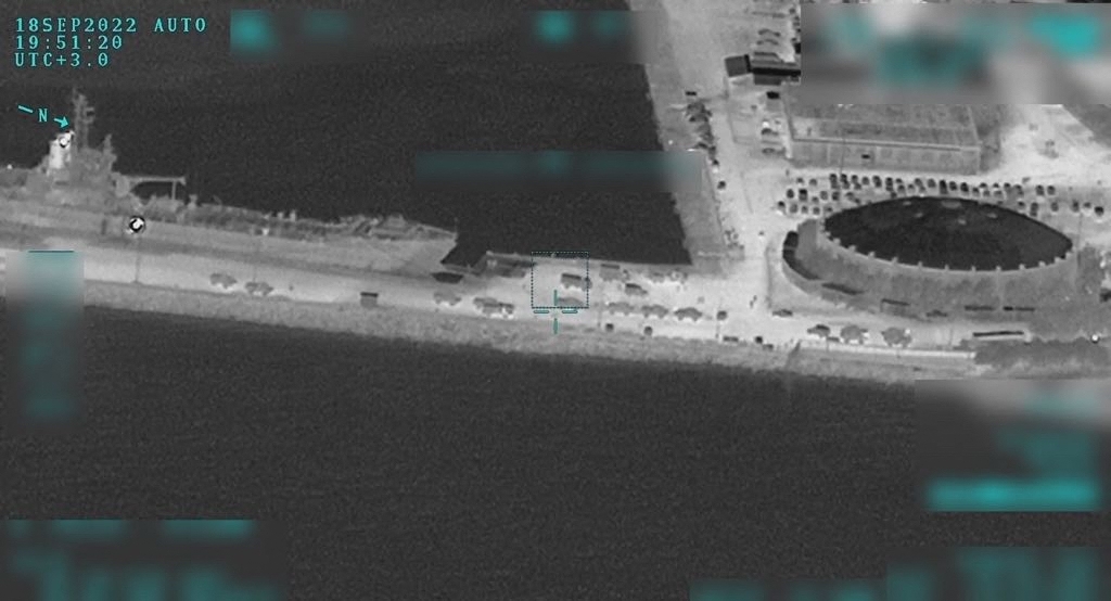 A törökök által közzétett, állítólag egy drónjuk által 2022. szeptember 18-án készült felvételen állításuk szerint amerikai páncélozott járműveket tesznek partra Leszbosz szigetén. A Google Maps műholdképei alapján a leszboszi Mütilini kikötőjében van ilyen köralapú épület, ami a felvételen is jól kivehető.