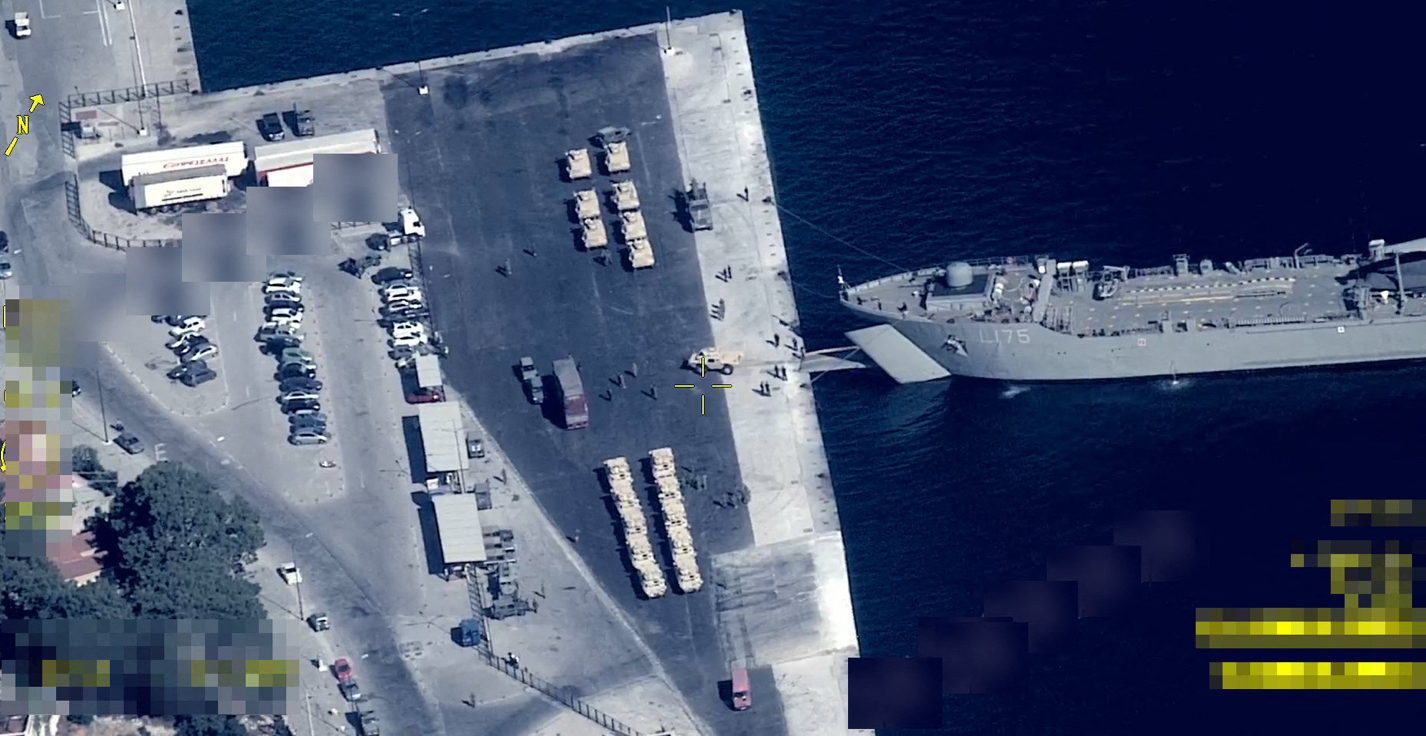 A másik, állítólag szintén szeptember 18-án, szintén drónnal rögzített felvételen látható kikötő viszont inkább csak hasonlít a számoszira, minthogy pontosan olyan lenne.
