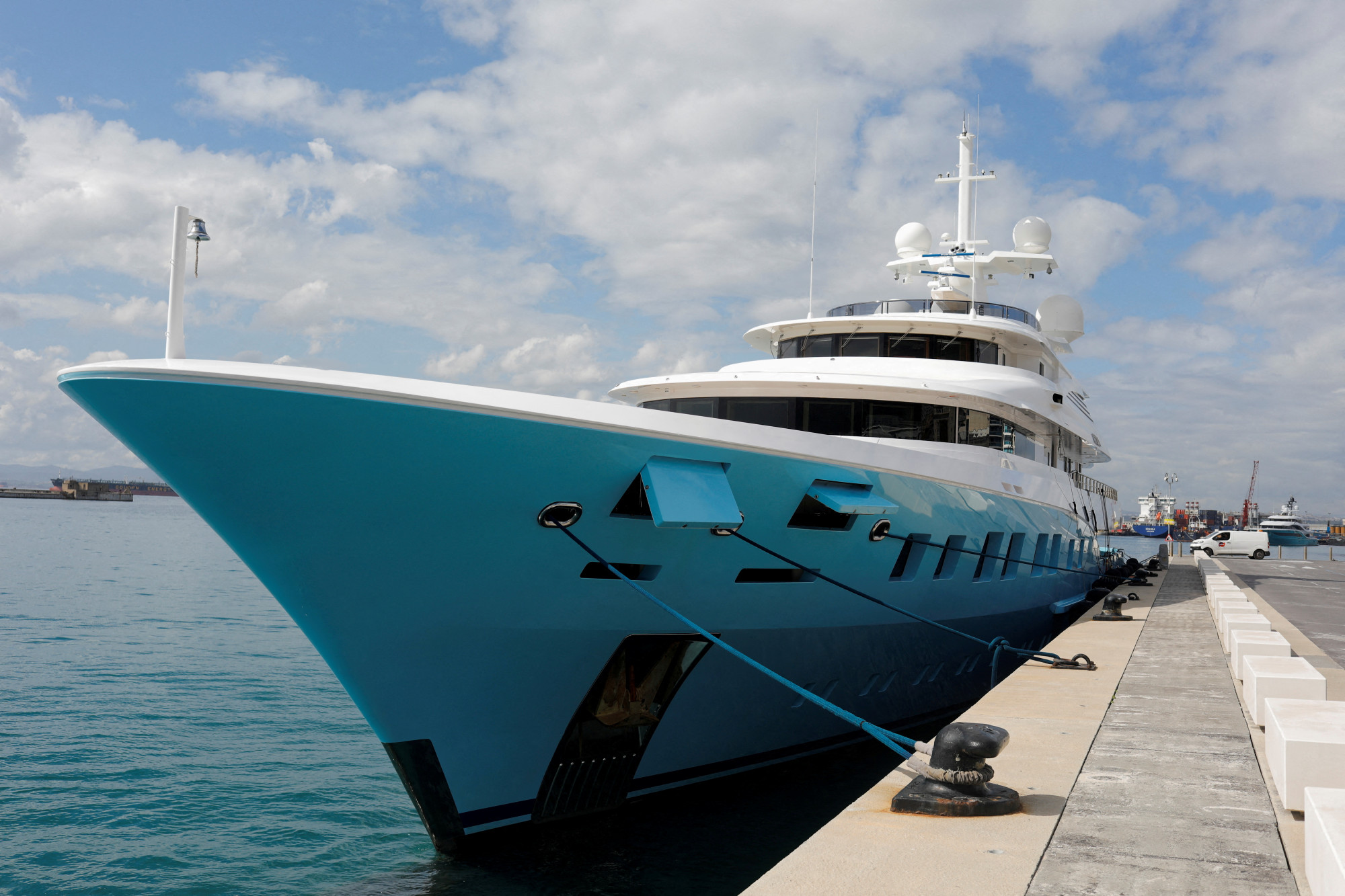 Elárverezték Gibraltáron egy orosz oligarcha márciusban lefoglalt yachtját