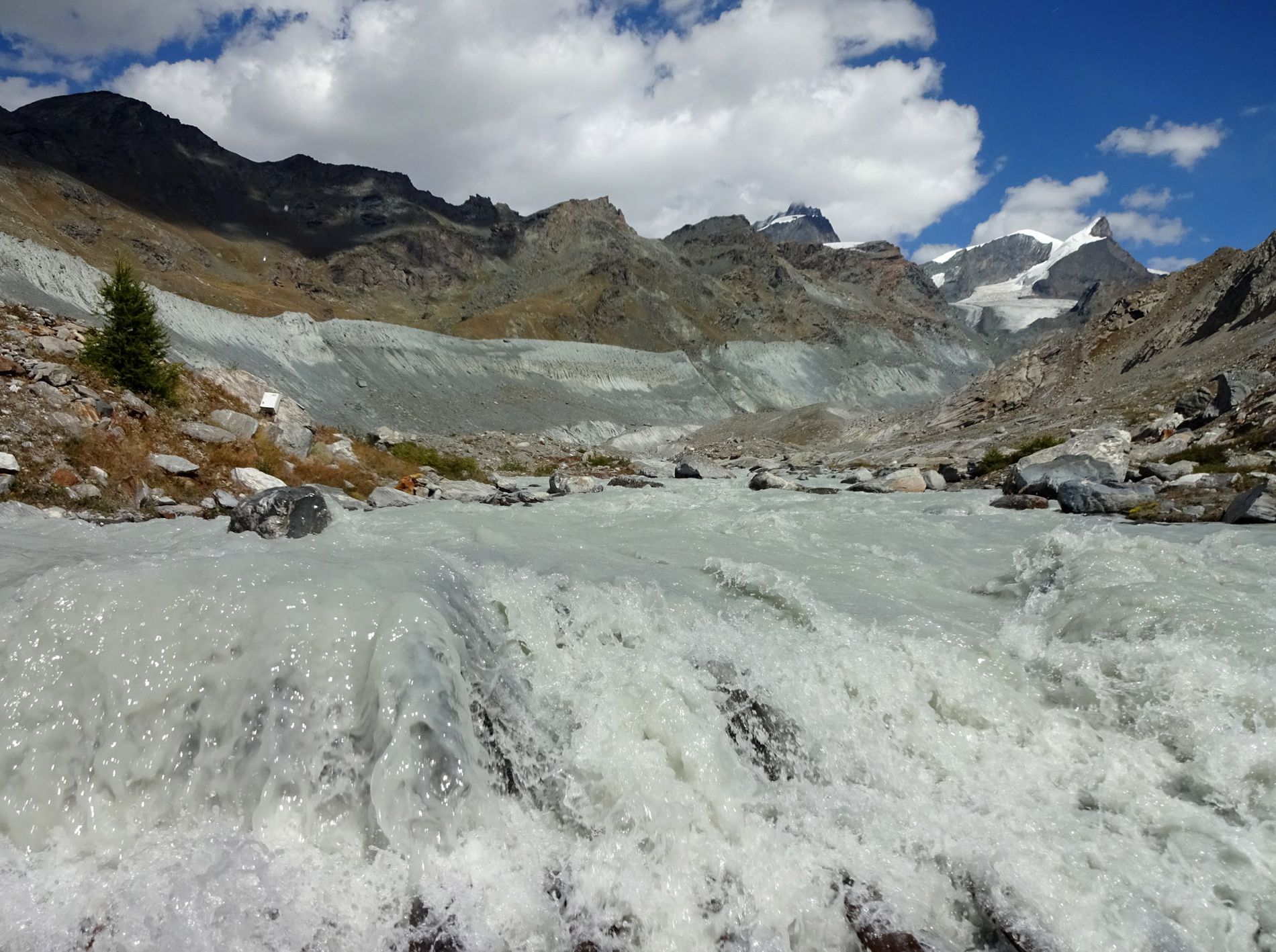 A korábbiaknál is gyorsabban olvadnak a svájci gleccserek