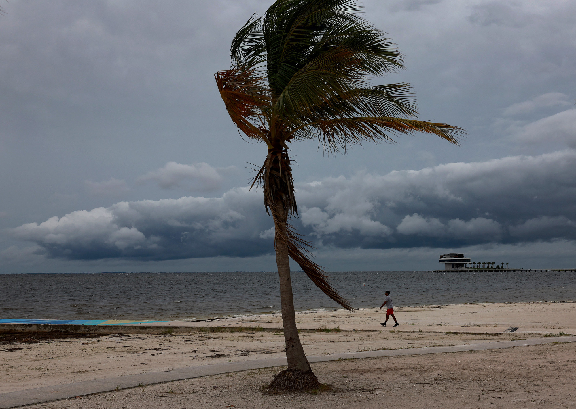 Floridában milliókat szólítottak fel, hogy hagyják el otthonaikat az Ian hurrikán miatt