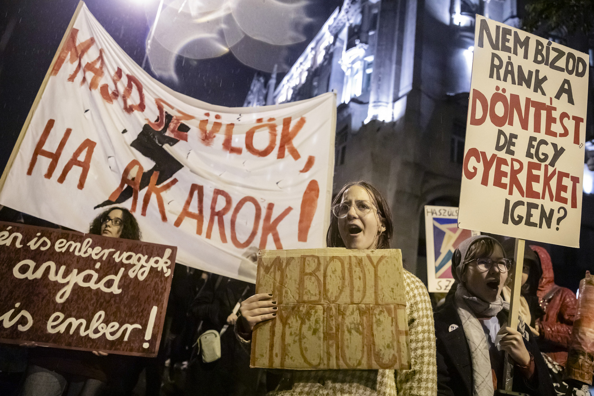 "Sándor, Sándor, tűnés a pinámból" - Több ezren tüntettek legális és biztonságos abortuszért a Parlament előtt