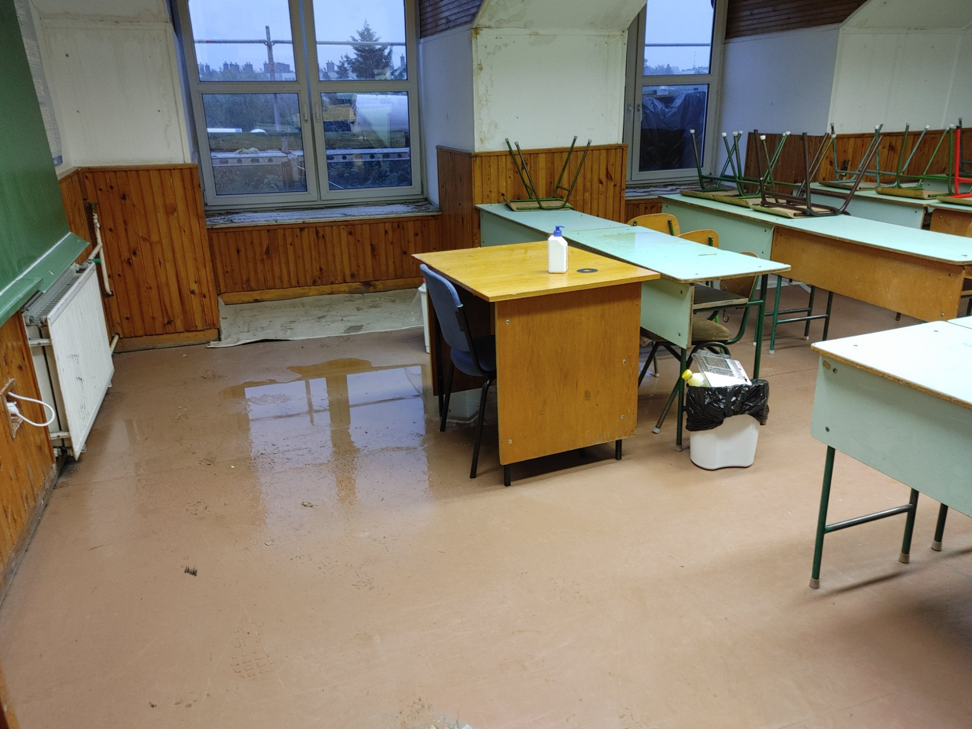 A gödöllői diákok nem akartak a tető nélküli iskolában ülni zuhogó esőben, úgyhogy inkább hazamentek