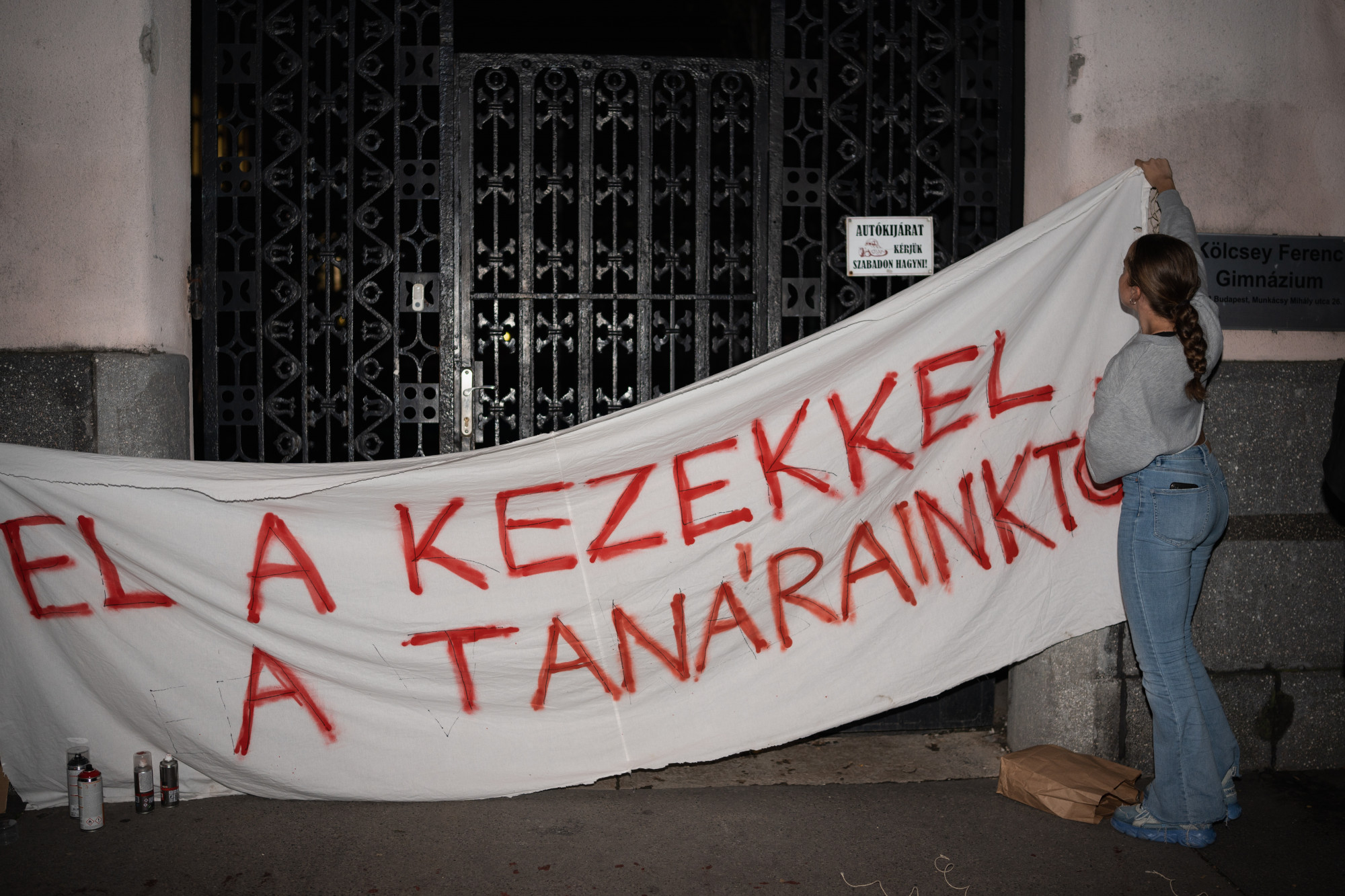 Tiltakozás a Kölcsey Ferenc Gimnáziumnál, miután a tankerület az iskola több tanárát kirúgta polgári engedetlenség miatt.
