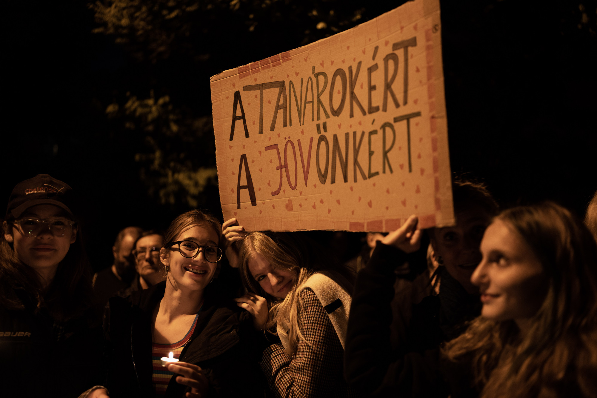 Százak tiltakoztak a Kölcsey Ferenc Gimnázium előtt a tanárok kirúgása miatt