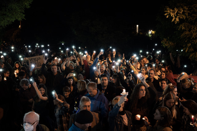 Tiltakozás a Kölcsey Ferenc Gimnáziumnál, miután a tankerület az iskola több tanárát kirúgta polgári engedetlenség miatt.