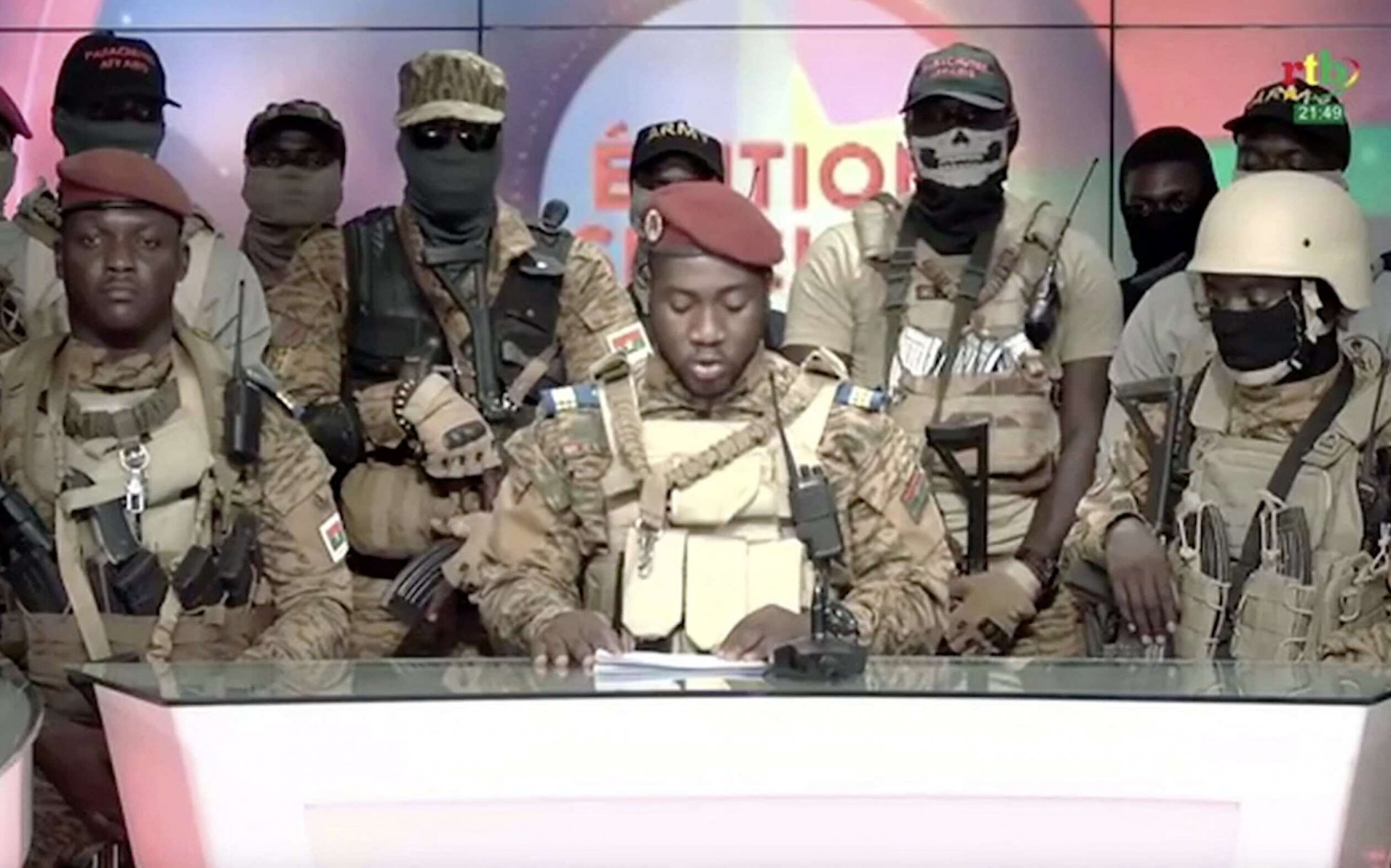 Kiswendsida Farouk Azaria Sorgho kapitány bejelenti a hatalomátvételt az állami tévében.
