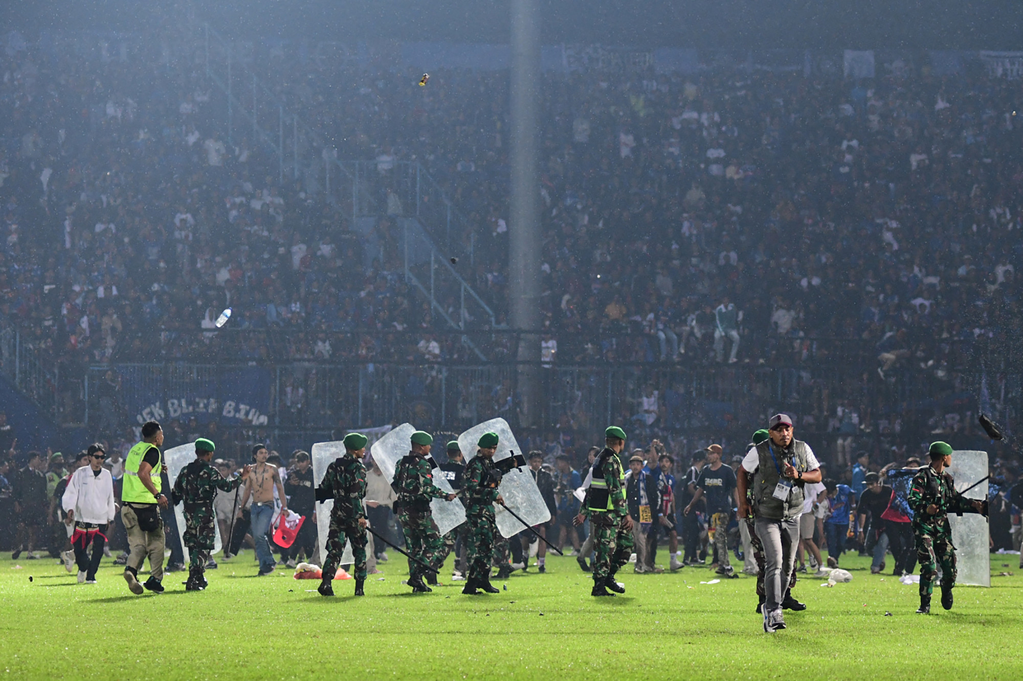 Egy rendőrt elítéltek, kettőt felmentettek az indonéziai stadionkatasztrófa tárgyalásán