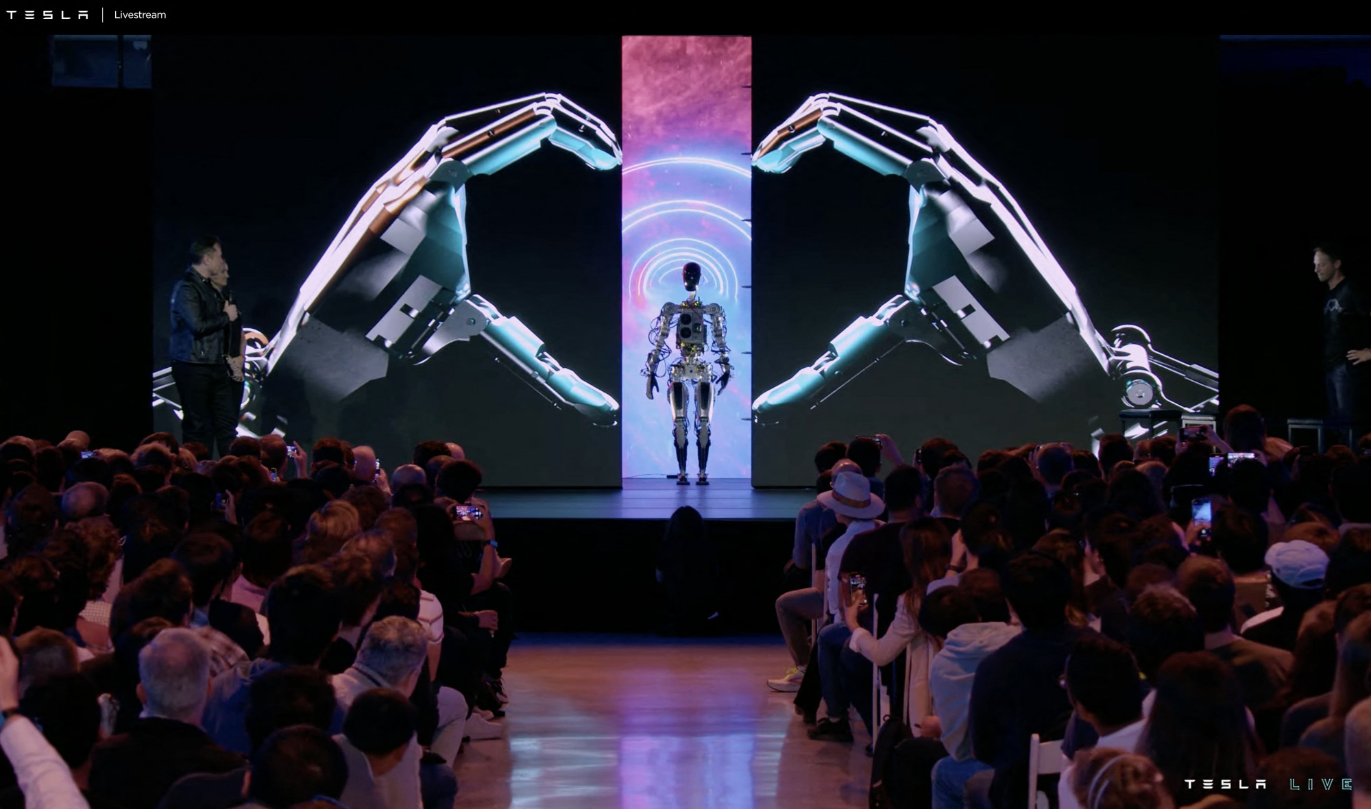 Elon Musk bemutatta Optimust, a Tesla humanoid robotját