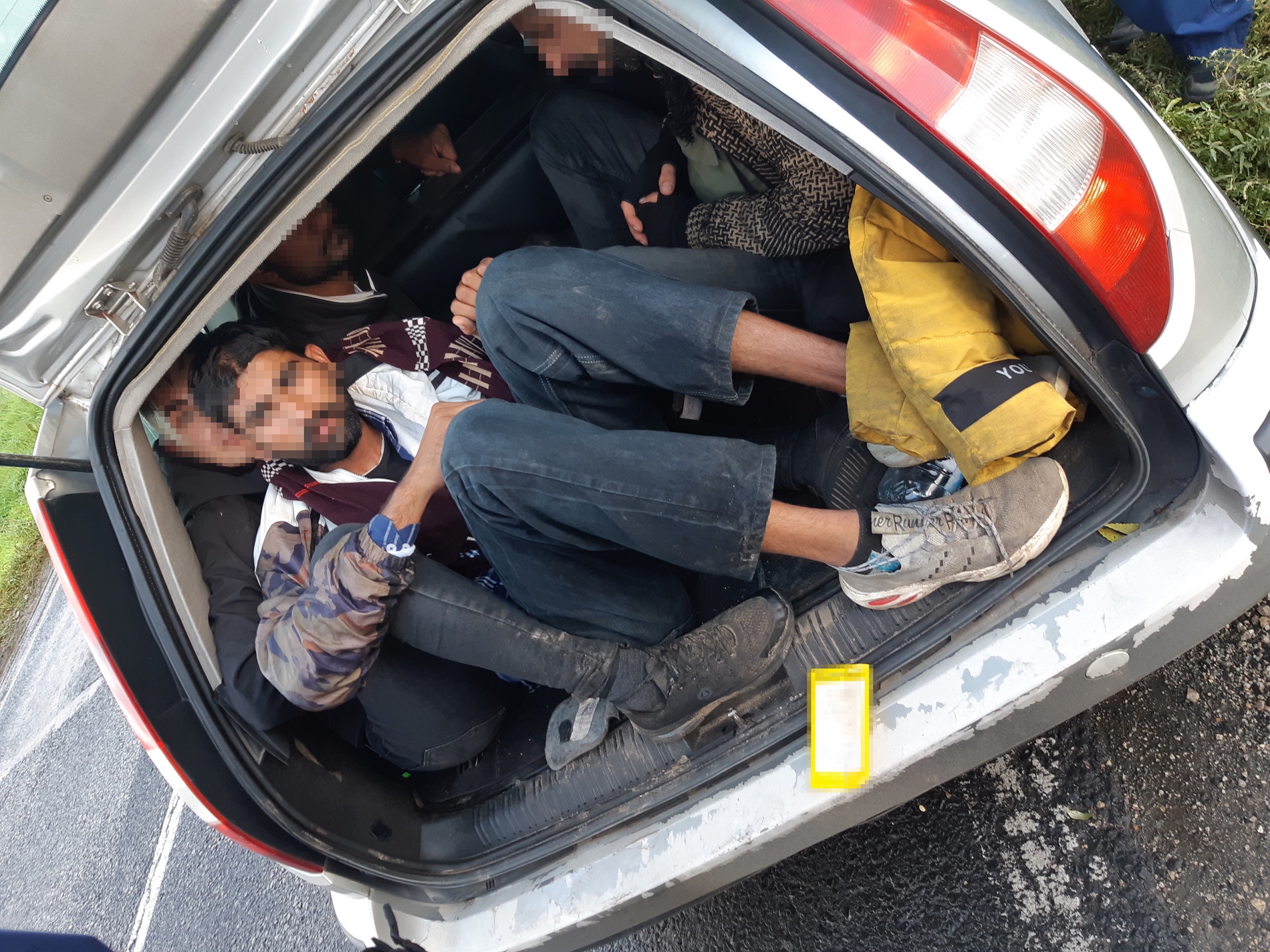 Rendőrautóval ütközött egy migránsokat szállító jármű Szombathelyen
