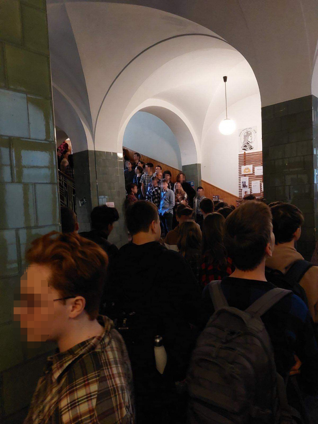 Tiltakozó diákok állják el a Szent István Gimnázium folyosóját, hogy megakadályozzák a tankerületet három tiltakozó tanár kirúgásában