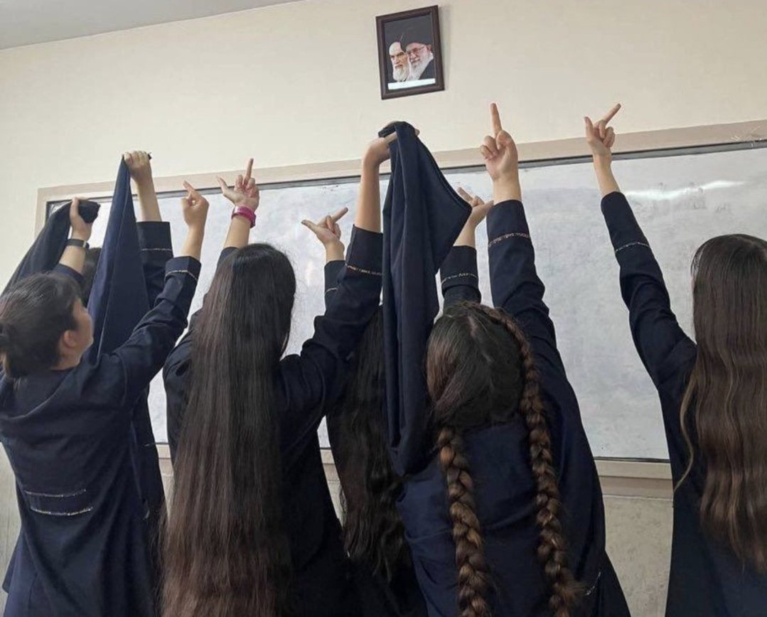 Hidzsáb nélkül vonulnak az utcán a középiskolás lányok Iránban, és a középső ujjukat mutatják a hatalomnak