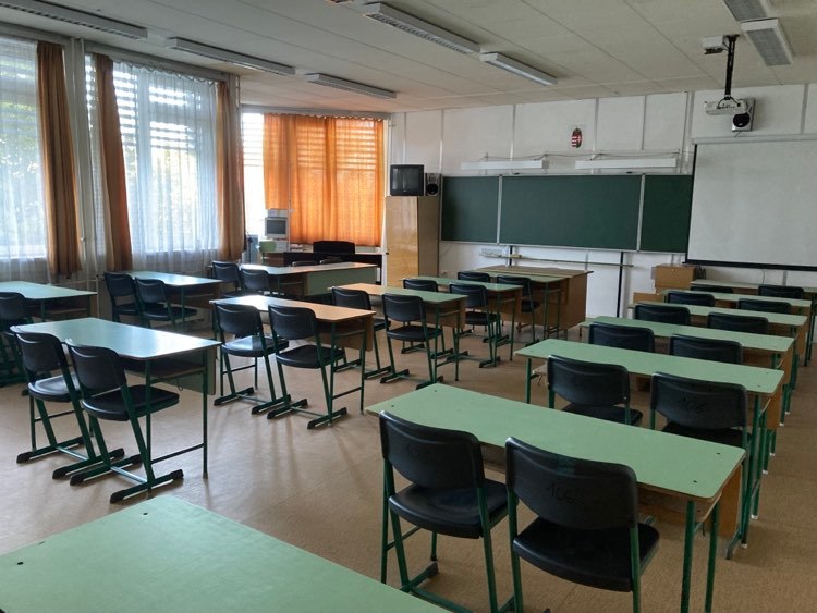 Dunakeszin a Radnóti gimibe ma nem ment be a diákok 70 százaléka