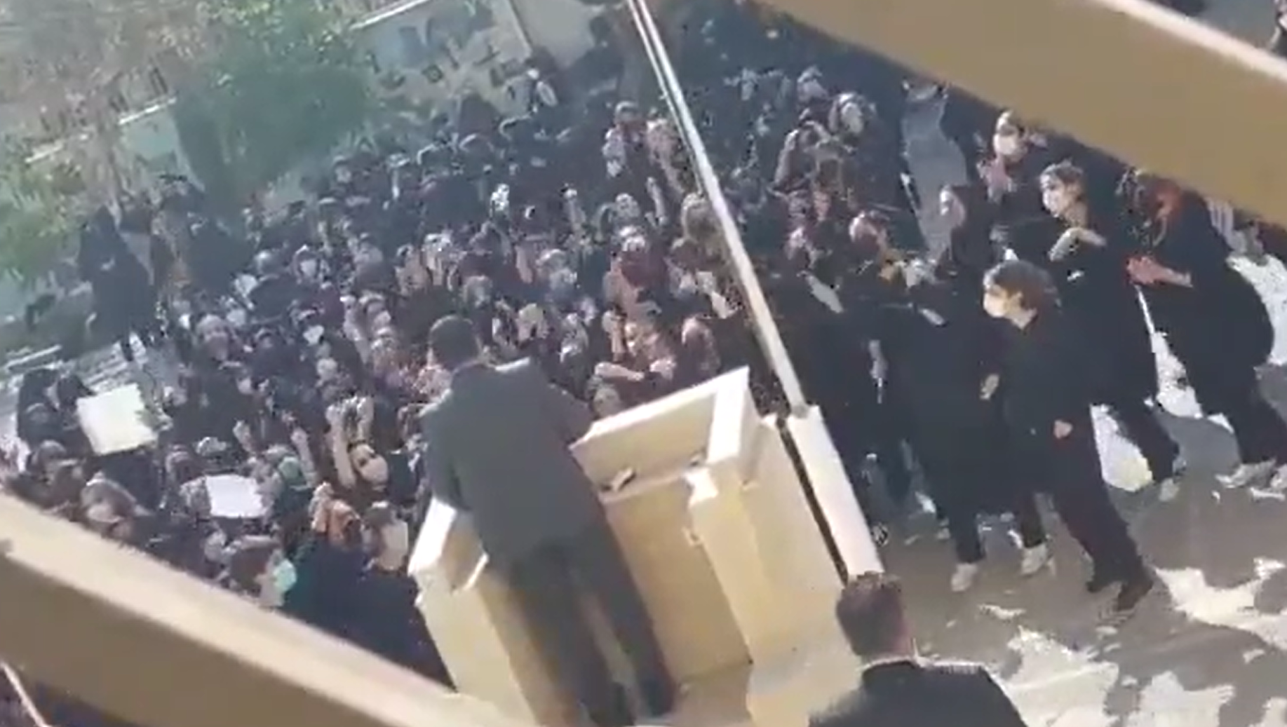 Diáklányok fojtották bele a szót a rettegett iráni félkatonai szervezet tagjába