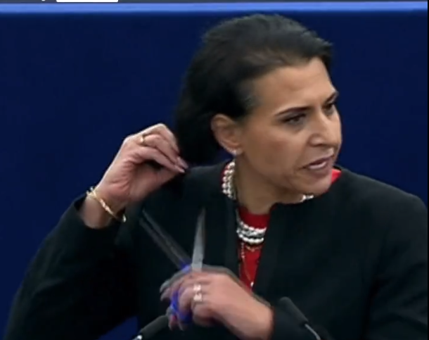 A szónoki emelvényen vágott bele a hajába az iraki-svéd EP-képviselő