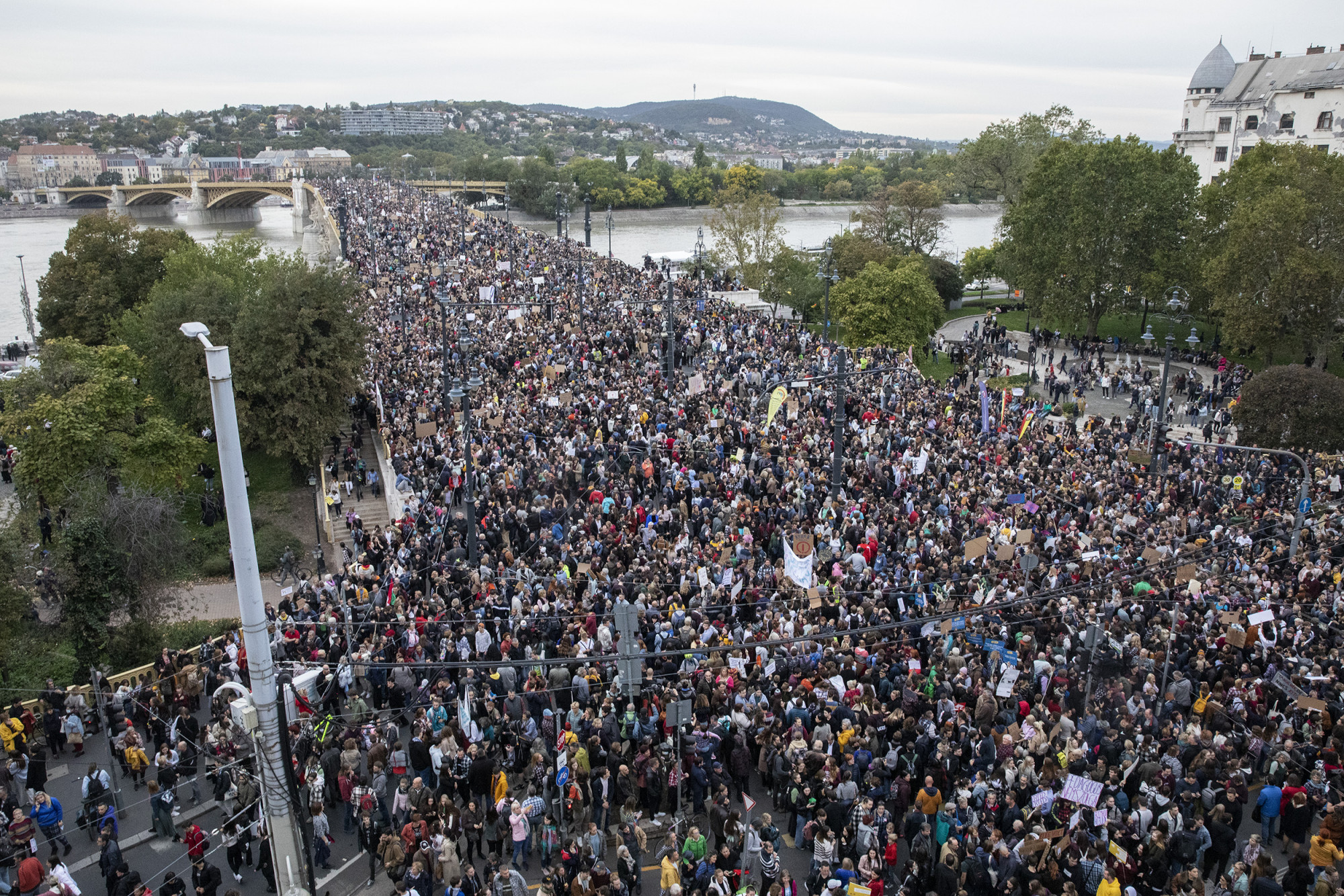Viktor, Viktor, tűnj a sulinkból! – 40 ezren tüntettek a közoktatásért és a tanárokért a Kossuth téren