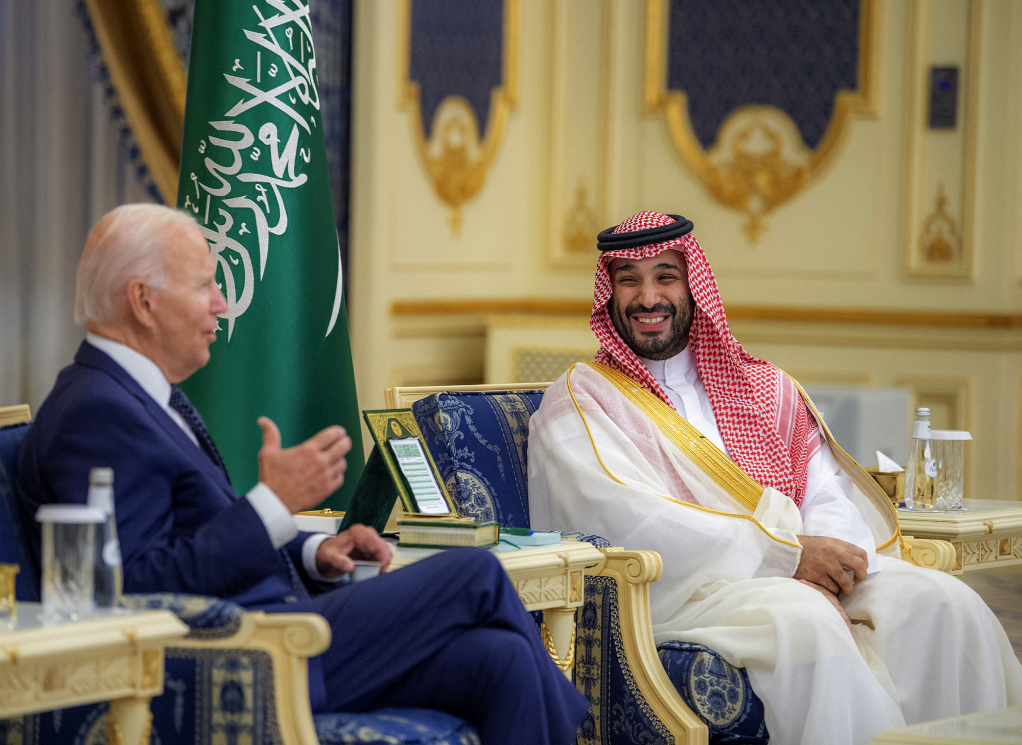 Joe Biden amerikai elnök és Mohamed bin Szalmán szaúdi koronaherceg 2022. július 15-én a szaúd-arábiai Dzsiddában