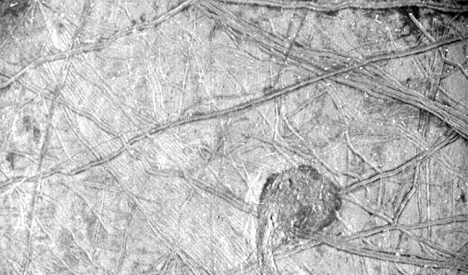 Nagy felbontású, közeli képen tárul fel az Europa hold barázdált, jeges felszíne
