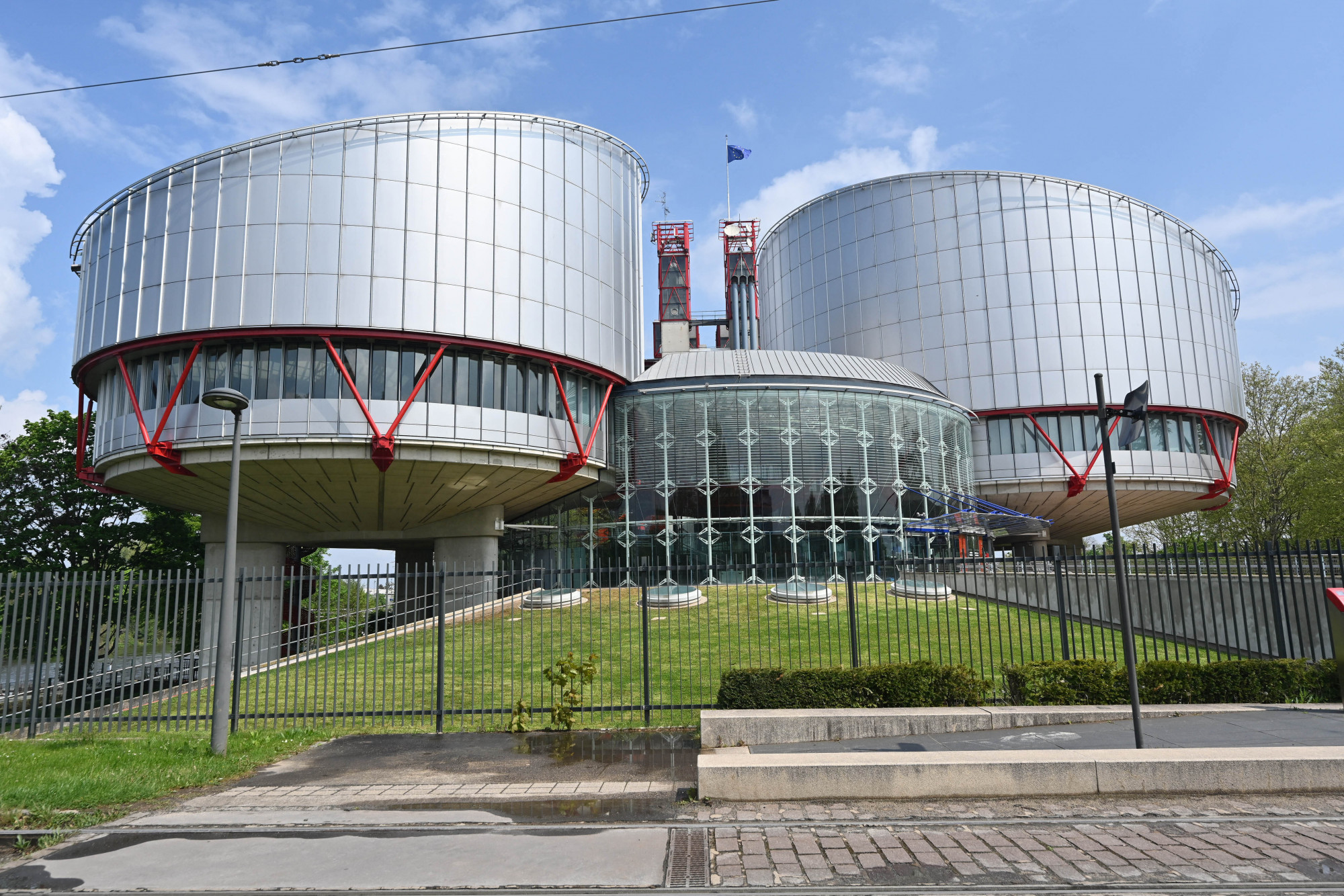 Elmarasztalta a strasbourgi bíróság a magyar államot két menekült jogsértő fogva tartása miatt