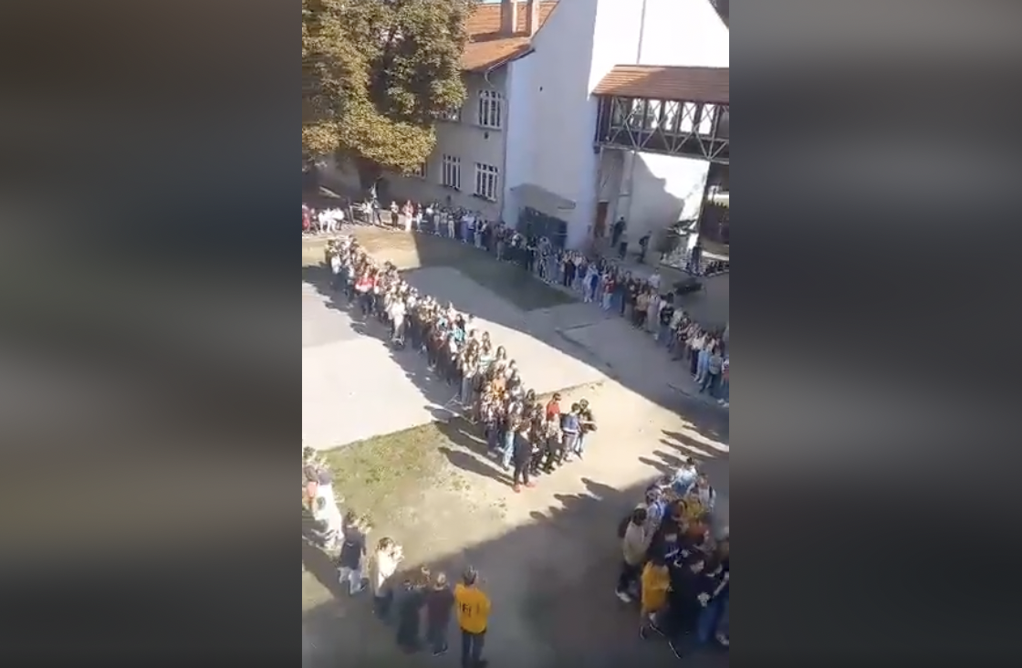 „Nem hagyjuk!” - flashmobot tartottak az Óbudai Gimnázium diákjai